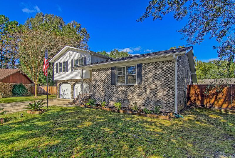 302 Foxhound Ct, Goose Creek, SC 29445