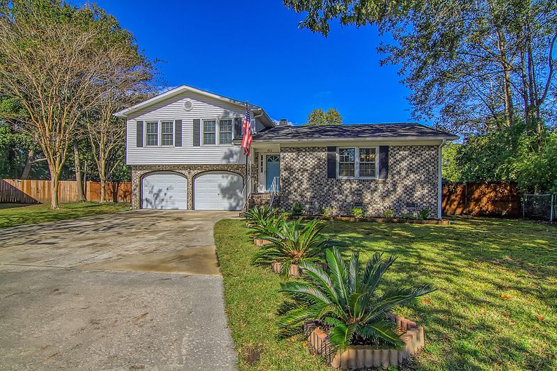 302 Foxhound Ct, Goose Creek, SC 29445