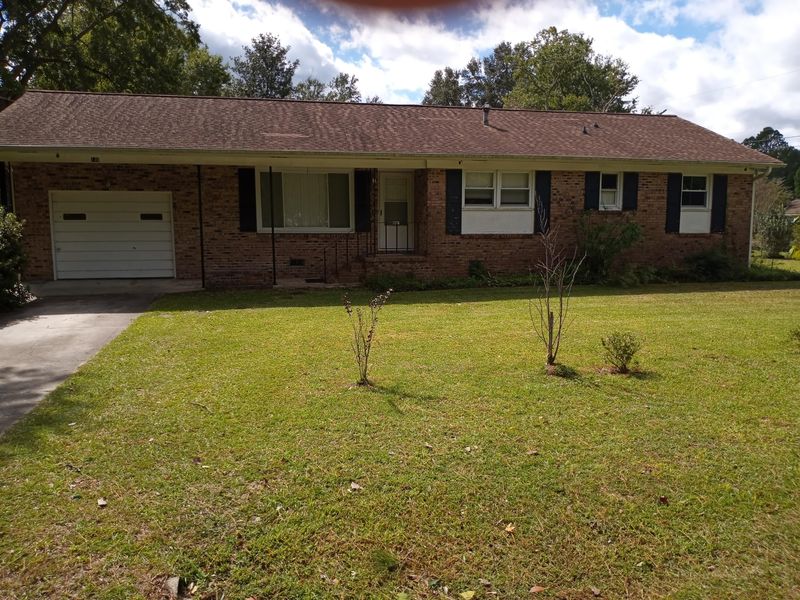 130 Oak Dr, Summerville, SC 29483