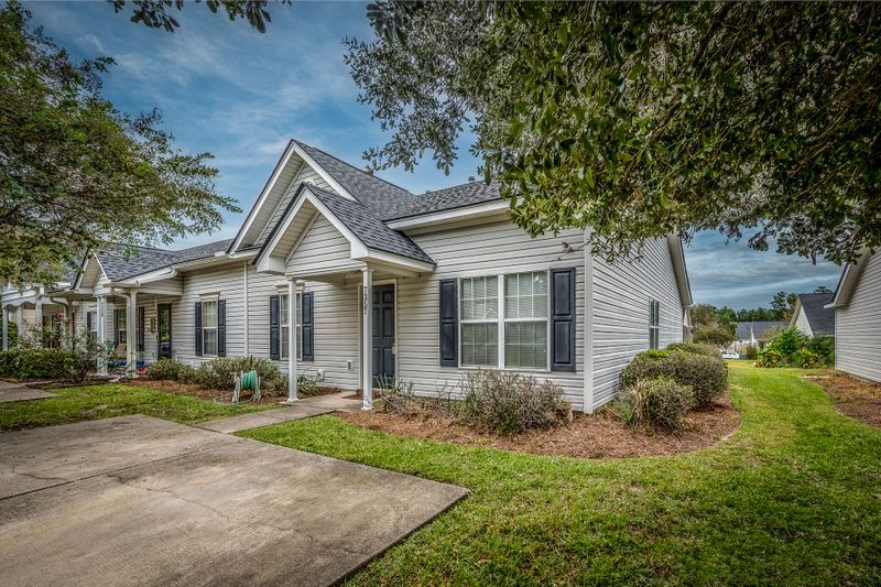 7357 Suncatcher Dr, Hanahan, SC 29410