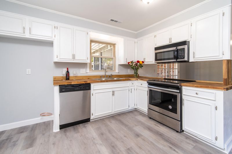 8404 Deerwood Dr, North Charleston, SC 29406