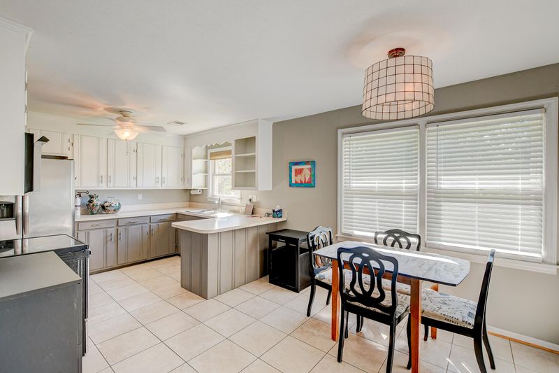 741 Windward Rd, Charleston, SC 29412