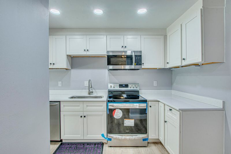708 Andrea Ln, Hanahan, SC 29410