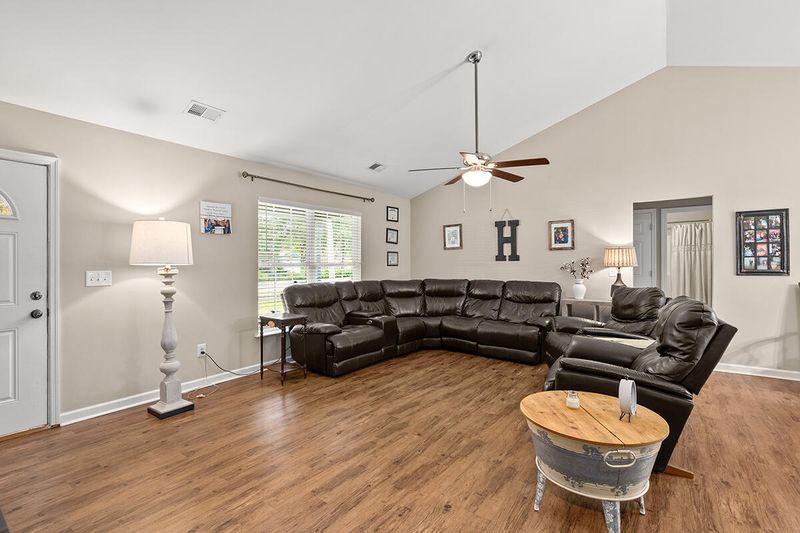 130 Dawsey Dr, Bonneau, SC 29431