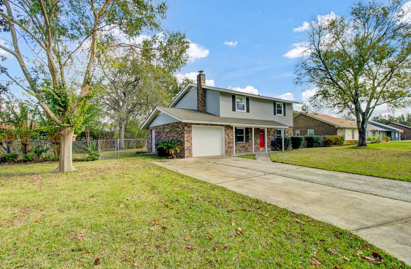 221 Horseshoe Dr, Goose Creek, SC 29445