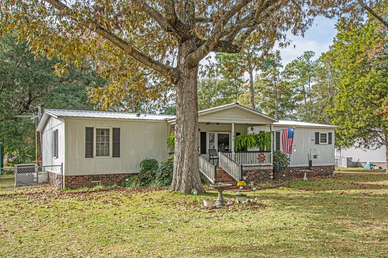 106 Bonneau St, Bonneau, SC 29431