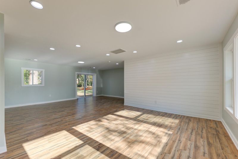 1110 Woodside Dr, Hanahan, SC 29410