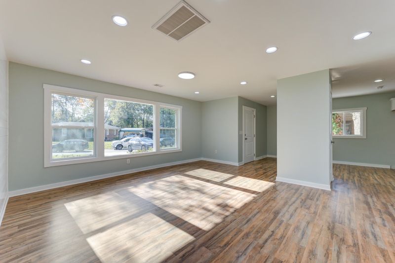 1110 Woodside Dr, Hanahan, SC 29410