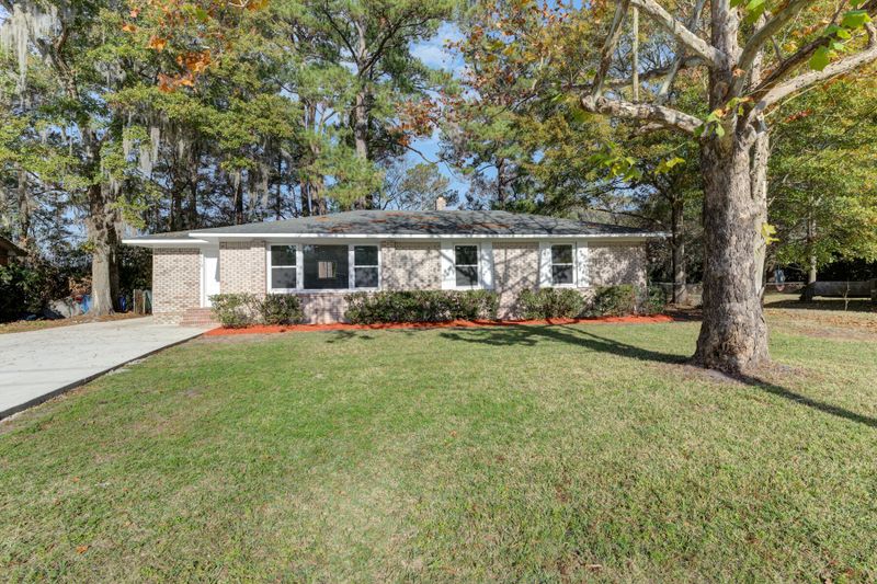 1110 Woodside Dr, Hanahan, SC 29410