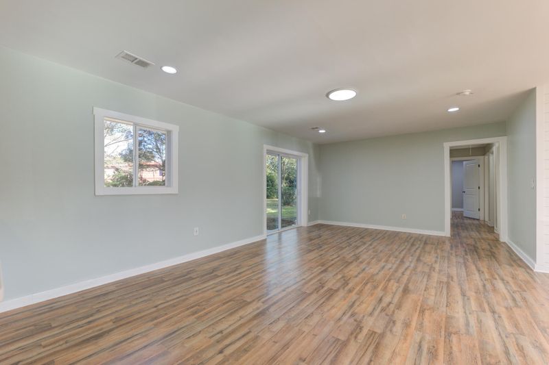 1110 Woodside Dr, Hanahan, SC 29410