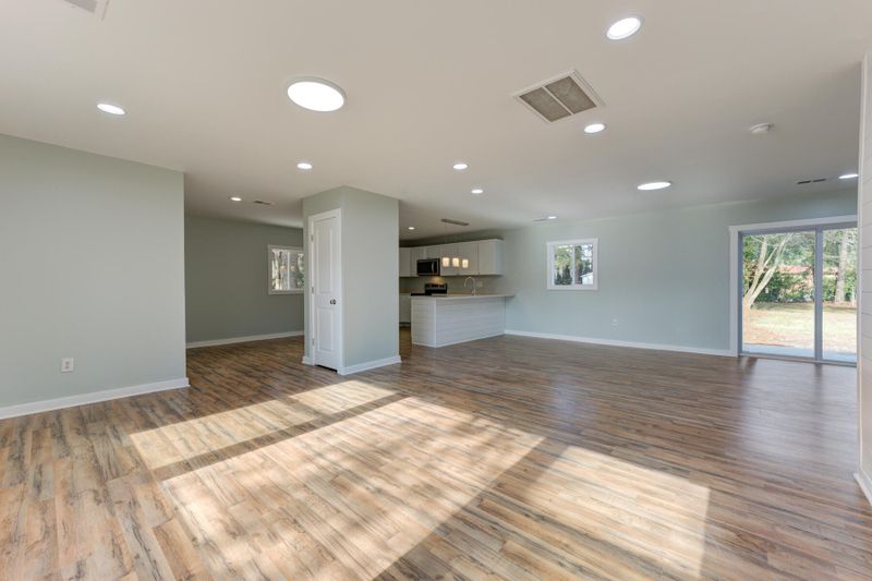 1110 Woodside Dr, Hanahan, SC 29410