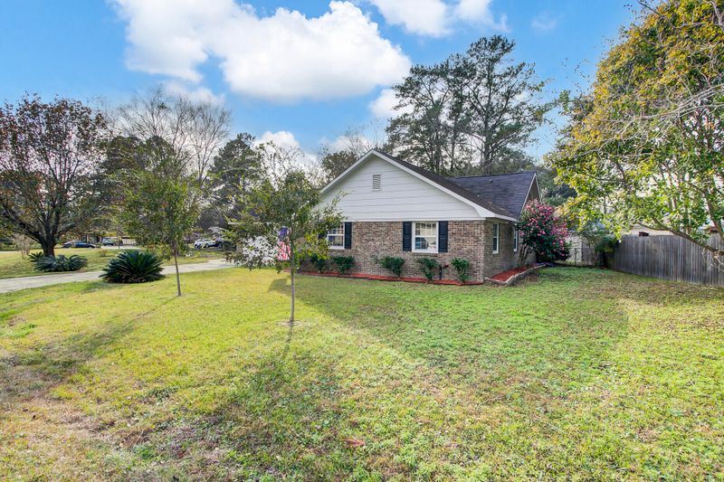 102 Swan Dr, Summerville, SC 29485