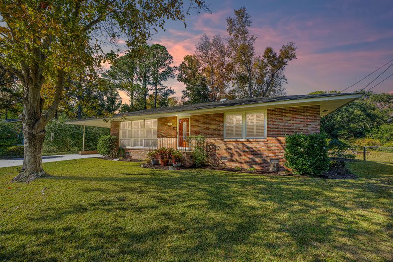 1460 N Sherwood Dr, Charleston, SC 29407