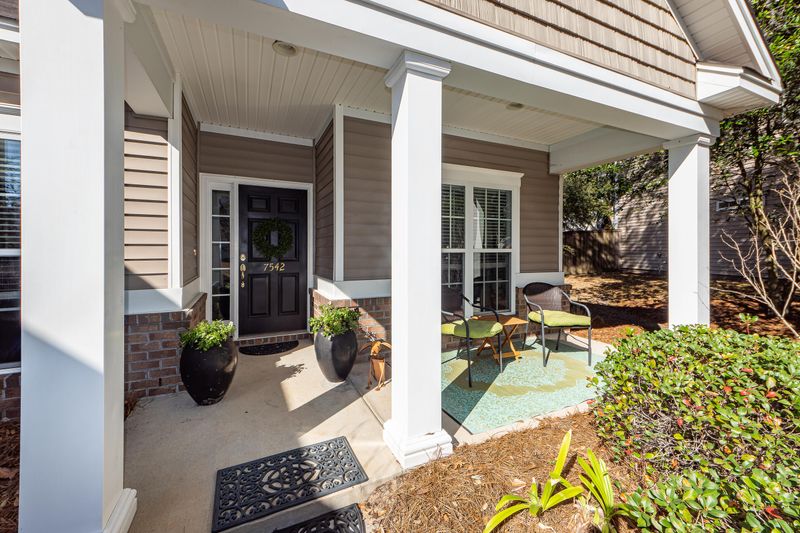 7542 Hawks Cir, Hanahan, SC 29410