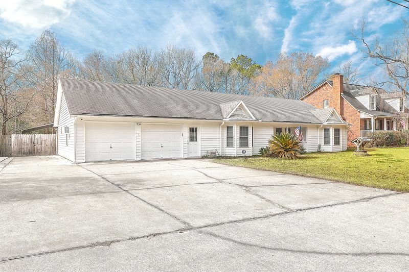 8639 Deerwood Dr, North Charleston, SC 29406