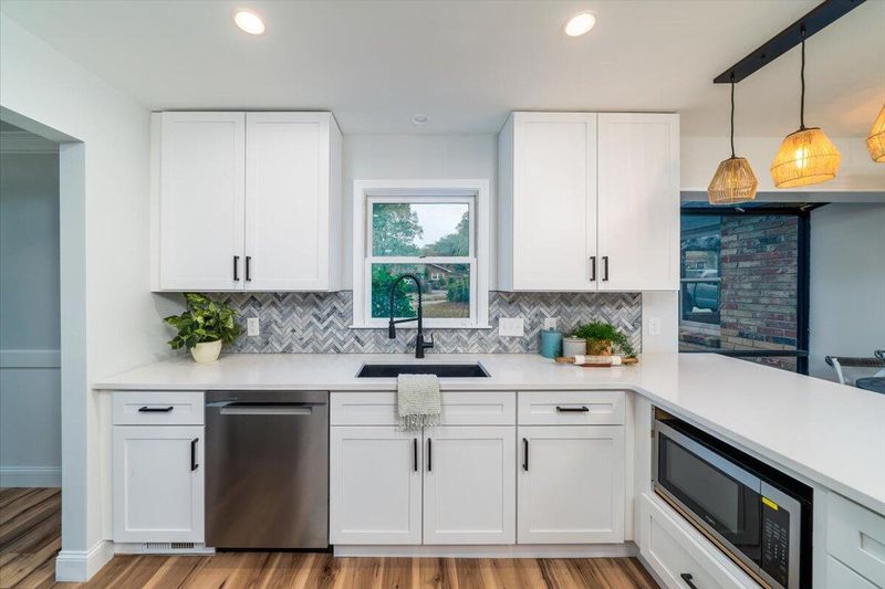 5907 Kings Ct, Hanahan, SC 29410