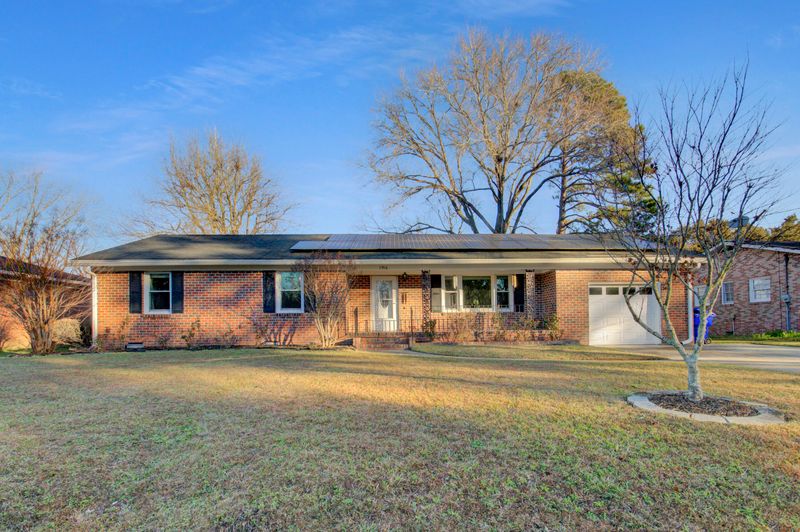 1390 White Dr, Charleston, SC 29407