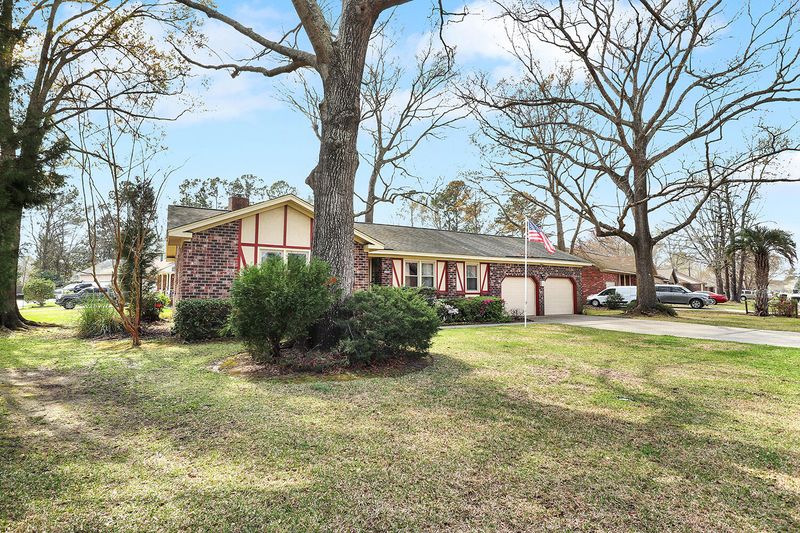 16 Lighthouse Dr, Goose Creek, SC 29445