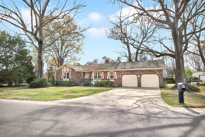 16 Lighthouse Dr, Goose Creek, SC 29445