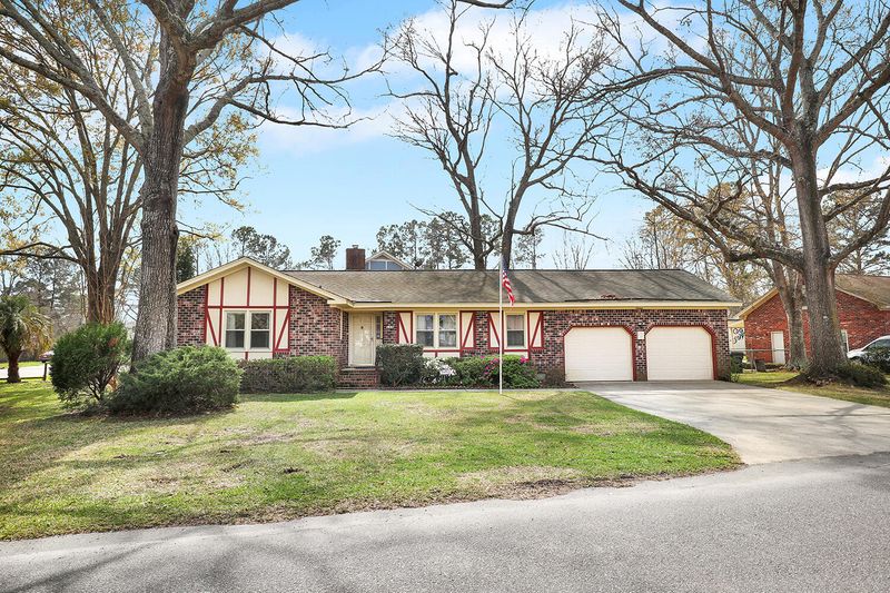 16 Lighthouse Dr, Goose Creek, SC 29445