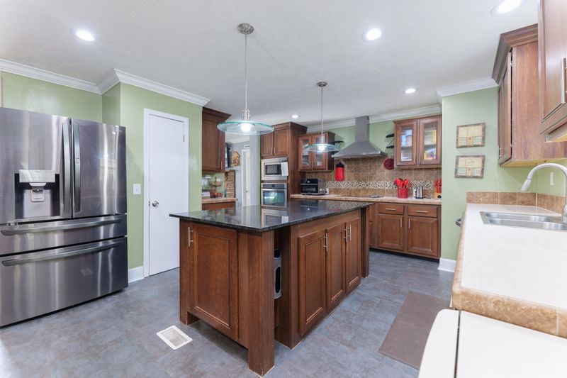 1034 Spiers Cir, Bonneau, SC 29431