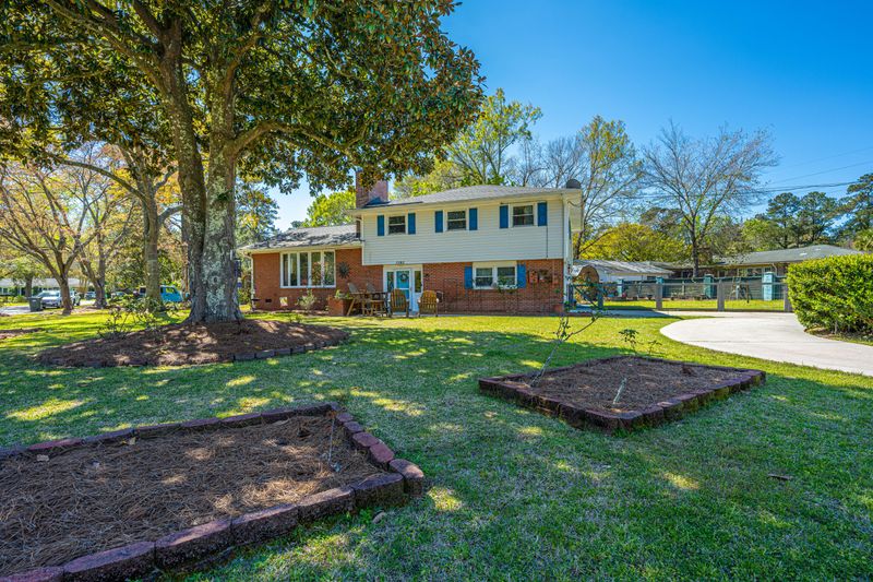 1595 Holton Pl, Charleston, SC 29407