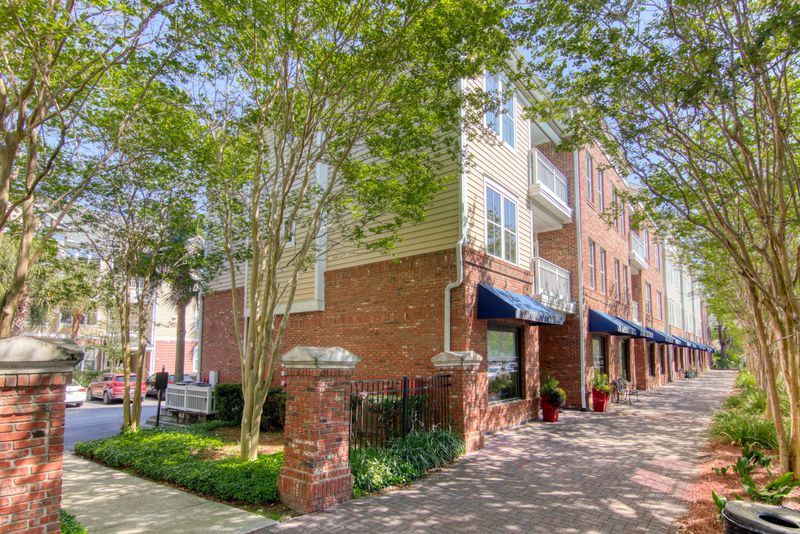 260 Seven Farms Dr #305, Charleston, SC 29492