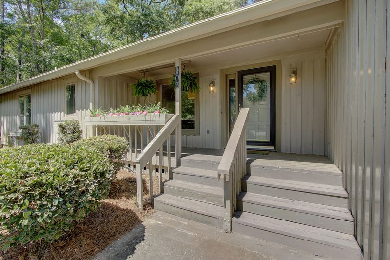 103 Castleway Ln, Goose Creek, SC 29445