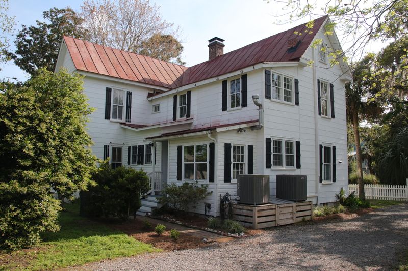 514 Pinckney St, Mcclellanville, SC 29458