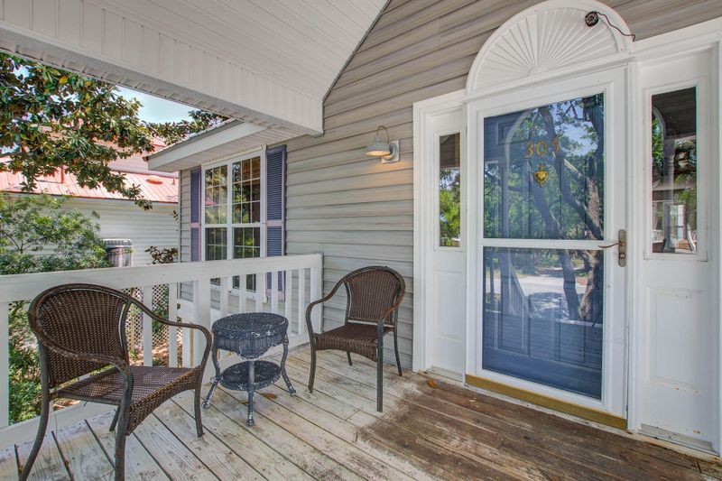 305 W Hudson Ave, Folly Beach, SC 29439