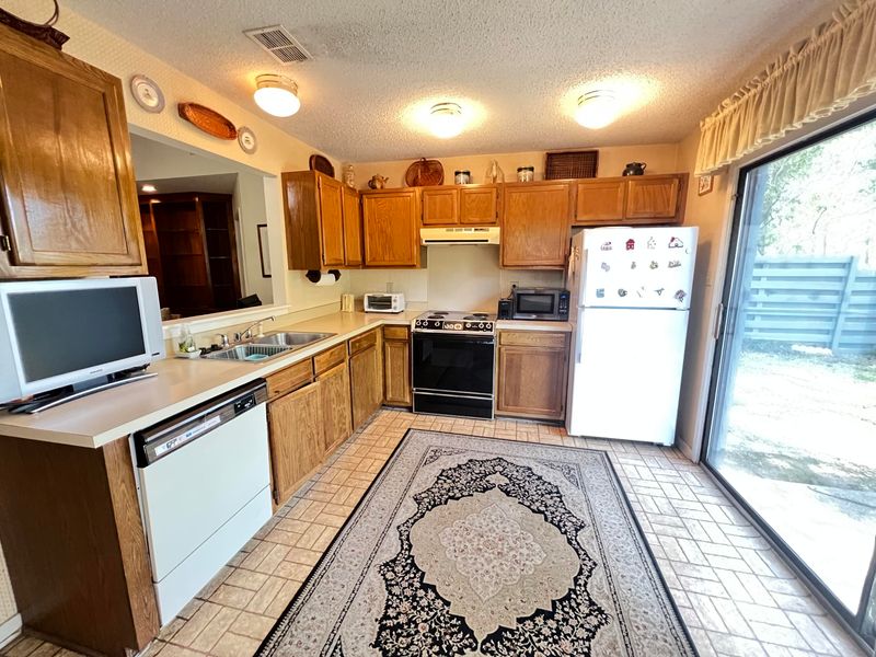 8651 Roanoke Dr, North Charleston, SC 29406
