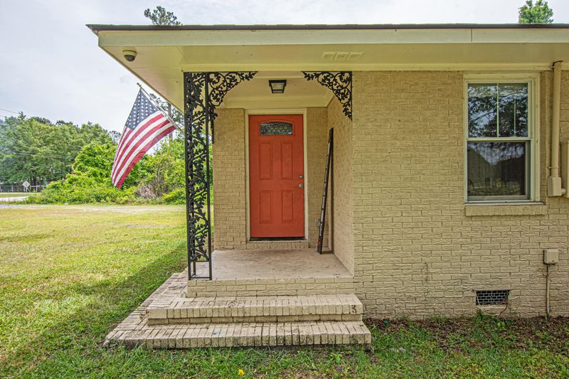 181 Ravenell Dr, Saint Stephen, SC 29479