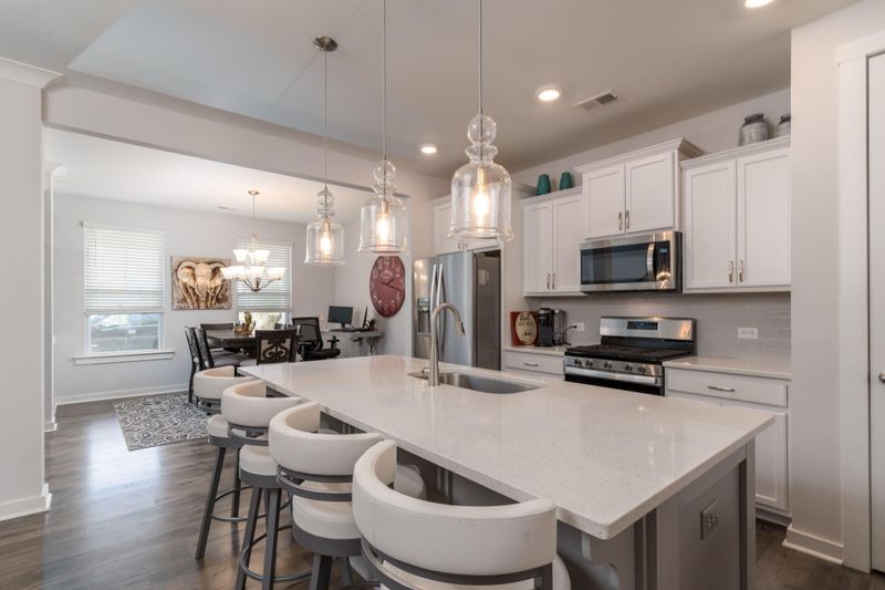 135 Summer Tanager Dr, Ravenel, SC 29470