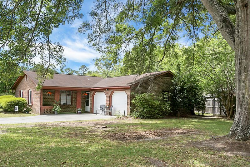 100 Logan Dr, Summerville, SC 29483