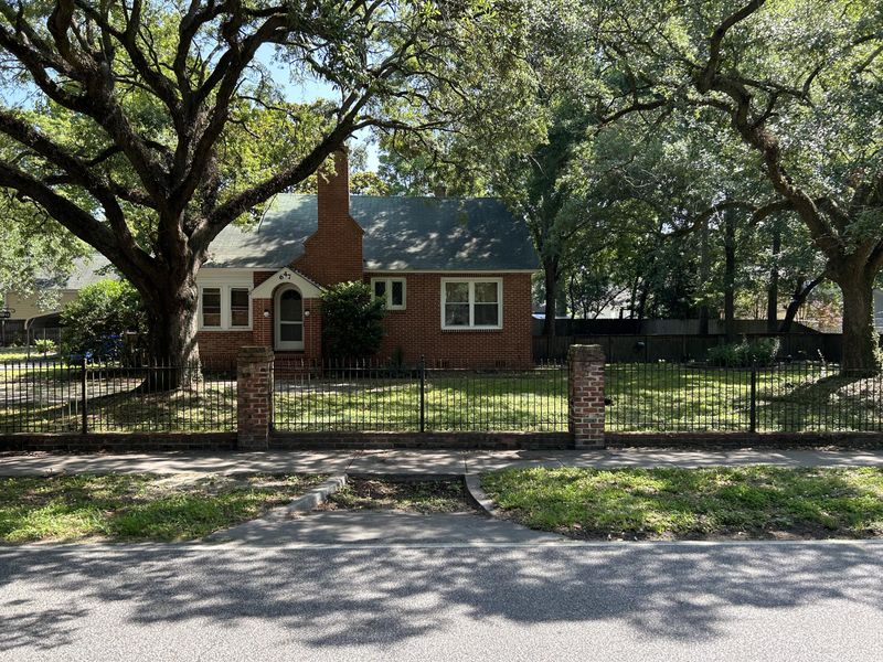 647 Magnolia Rd, Charleston, SC 29407