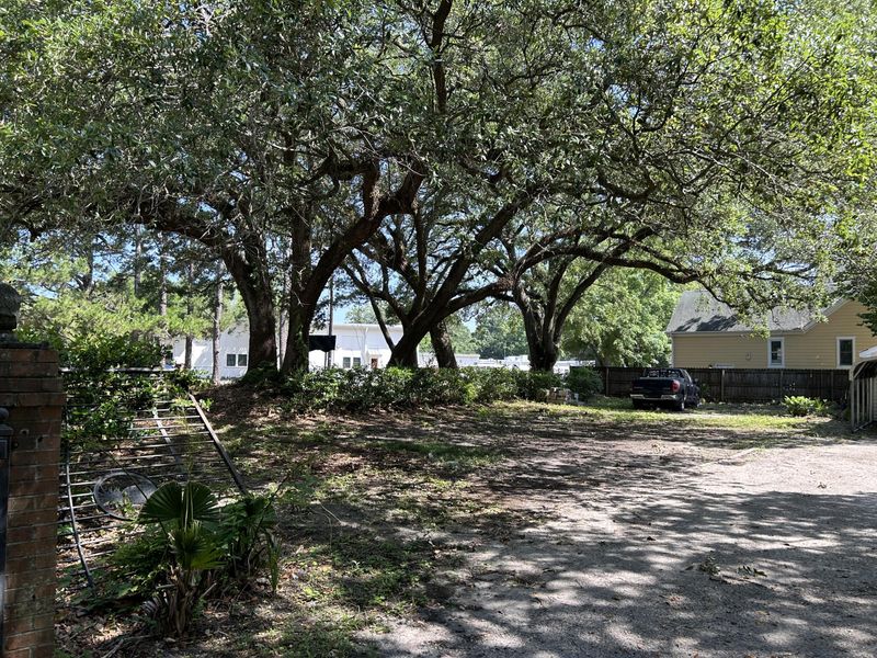 647 Magnolia Rd, Charleston, SC 29407