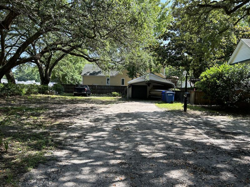 647 Magnolia Rd, Charleston, SC 29407