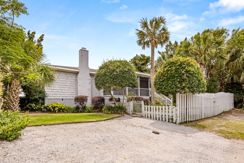 917 E Arctic Ave, Folly Beach, SC 29439
