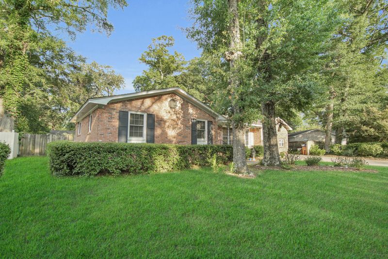 1084 Woodside Dr, Charleston, SC 29412