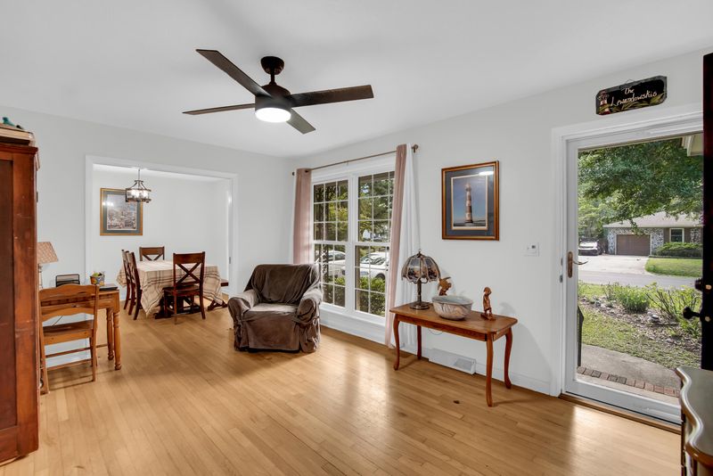 1084 Woodside Dr, Charleston, SC 29412
