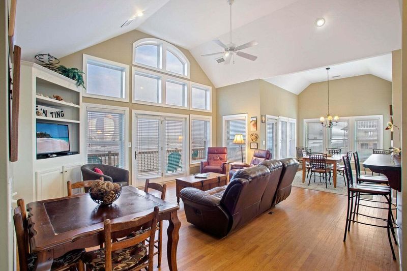819 E Arctic Ave, Folly Beach, SC 29439