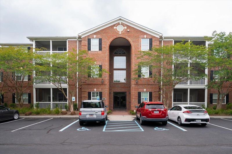 1491 Cambridge Lakes Dr #208, Mount Pleasant, SC 29464