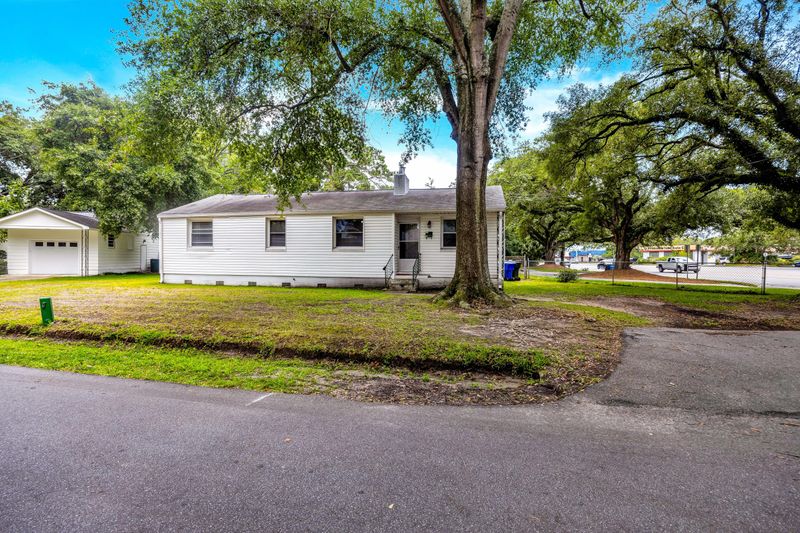706 W Harrison Rd, Charleston, SC 29407