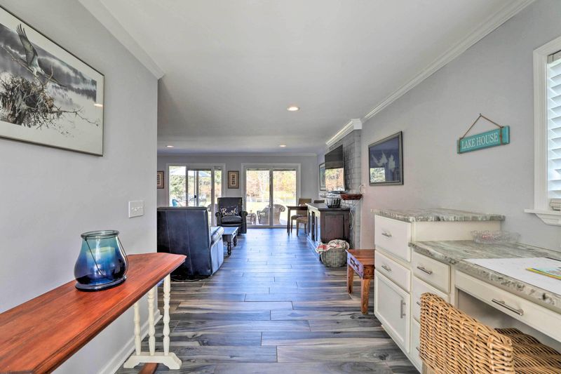 409 Lake Moultrie Dr, Bonneau, SC 29431
