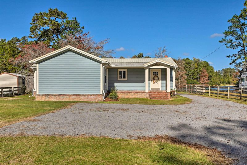 409 Lake Moultrie Dr, Bonneau, SC 29431