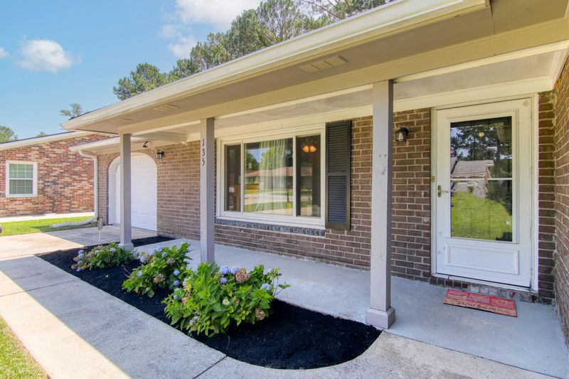 135 Kennington Dr, Goose Creek, SC 29445