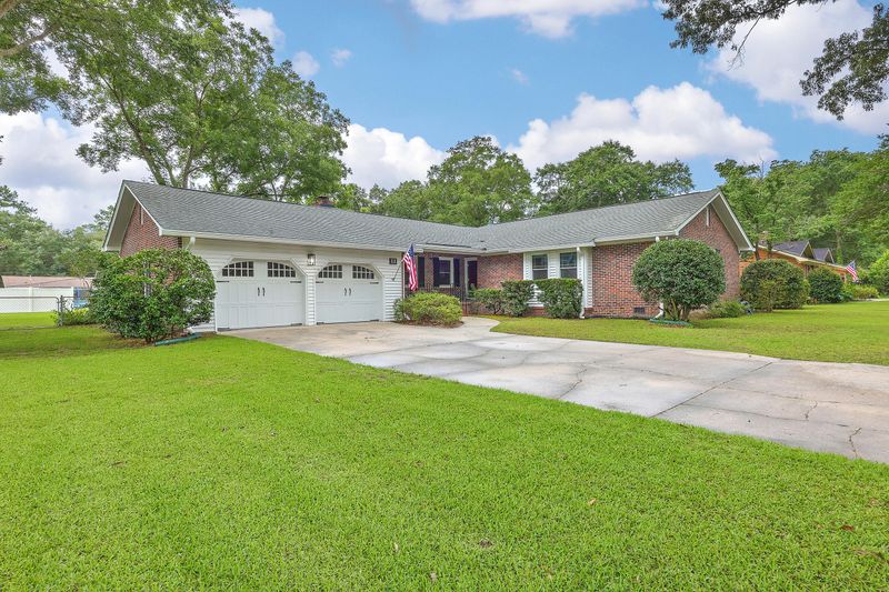 111 Axtell Dr, Summerville, SC 29485