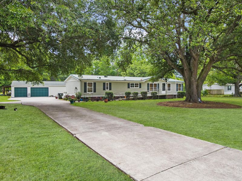 1102 Long Acre Dr, Bonneau, SC 29431