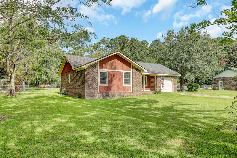 366 Horseshoe Rd, Moncks Corner, SC 29461