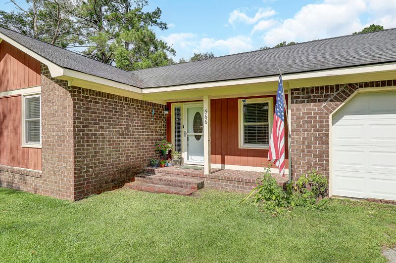 366 Horseshoe Rd, Moncks Corner, SC 29461